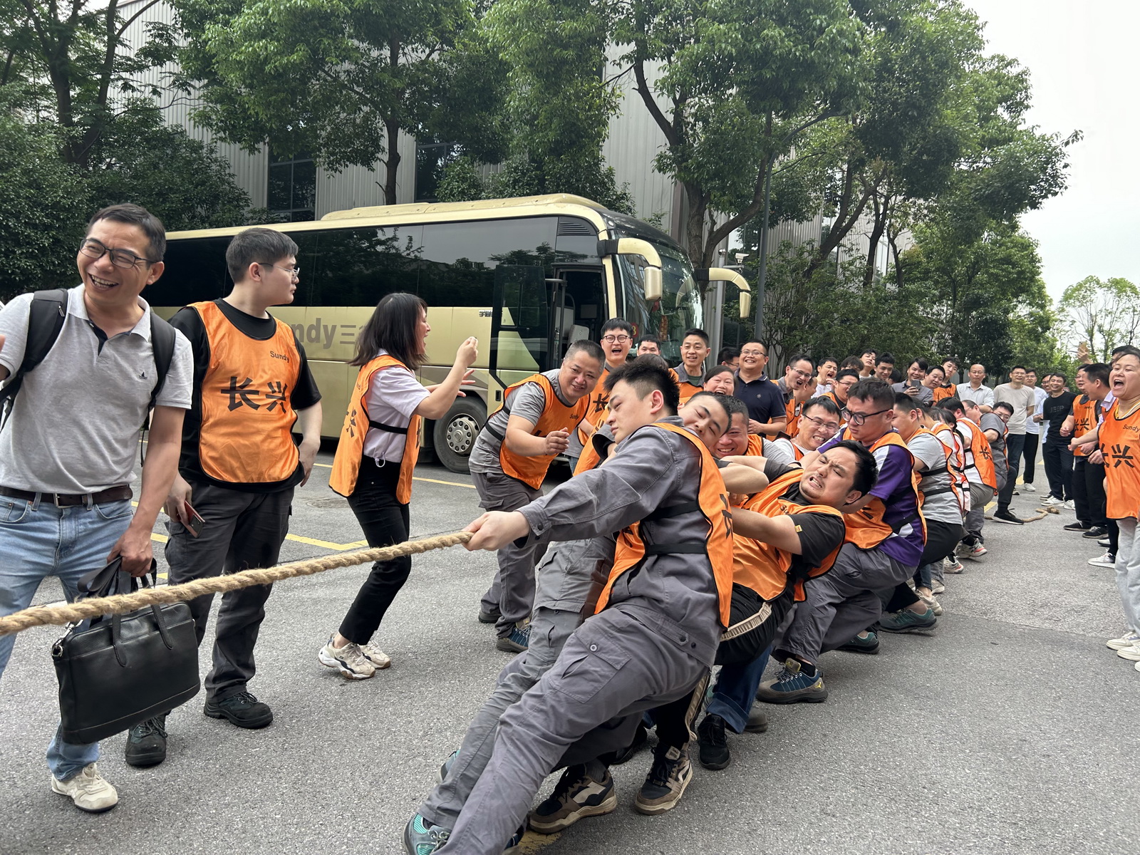 加油！加油！凝“绳”聚力，“304永利集团杯”首届拔河比赛火热开赛