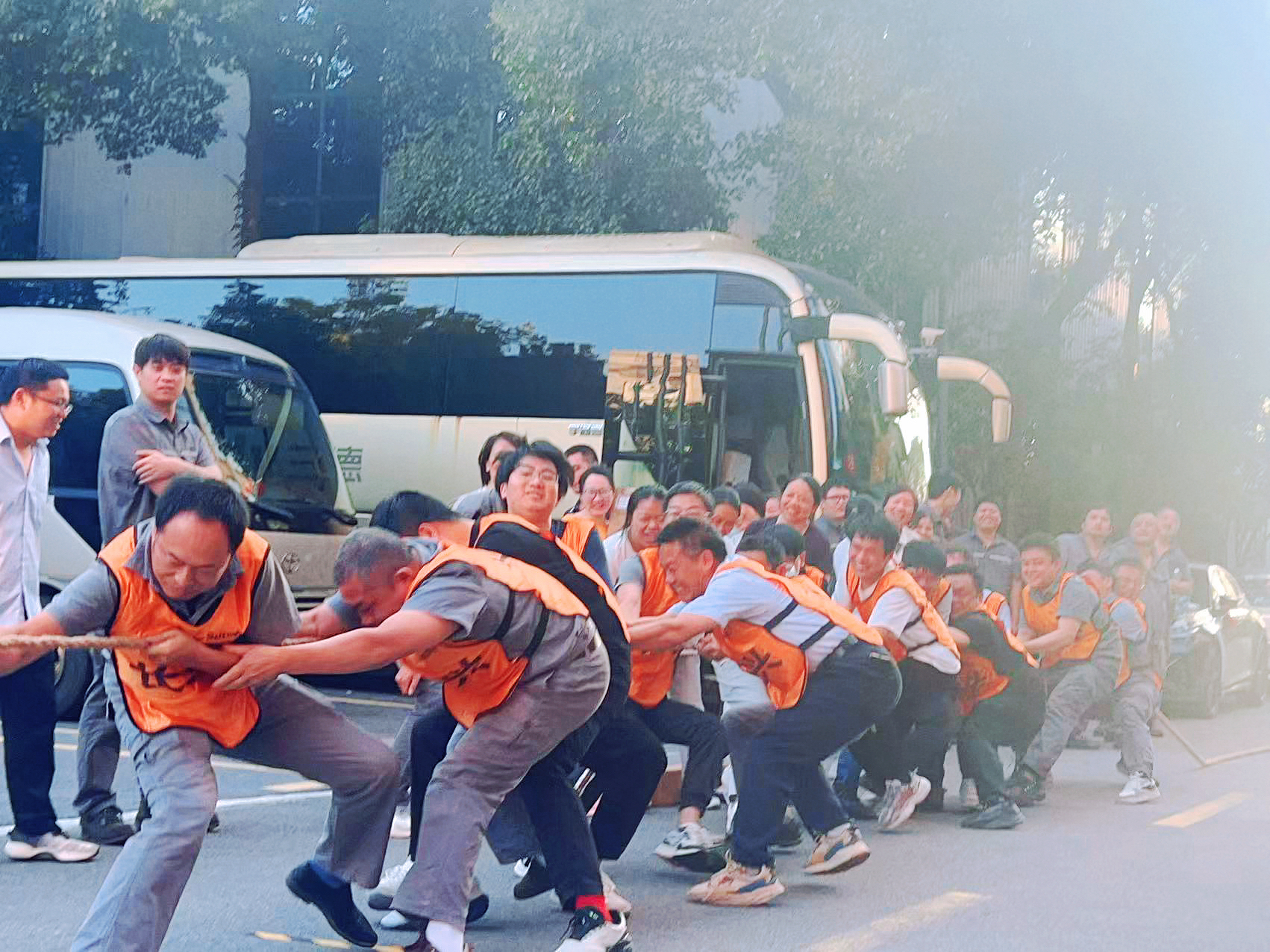 燃爆304永利集团总部园区！女子组首秀亮眼，这场拔河比赛尘埃落定